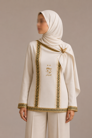 Ivoire Royal tunique manches longues portée mannequin voilée col drapé broche Fennec dorée